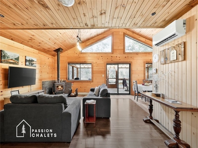 *PASSION CHALETS* | LA CACHE AUX ÉCORCES | ACCÈS RIVIÈRE - FOYERS AU BOIS - BBQ - VÉRANDA - NATURE