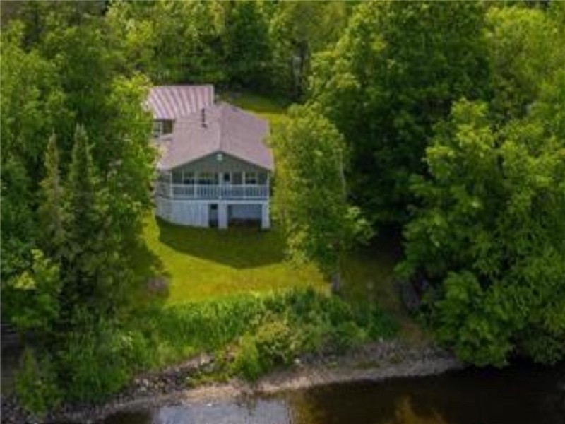 Lake Wallace Waterfront Cottage for Rent – Eastern Townships