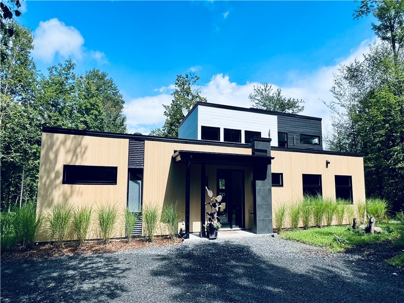 Winter Escape in the Eastern Townships – Contemporary Home with Hot Tub and Mountain Views