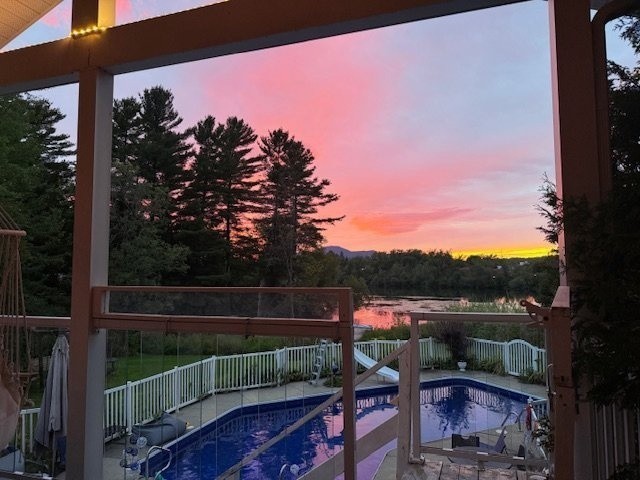 Le Rez de Jardin - Waterfront, Hot tub, Swimming pool, Kids house, Work space, Close to downtown