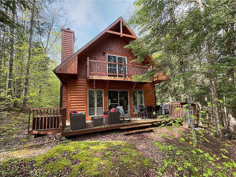 Lakefront Chalet in Amherst