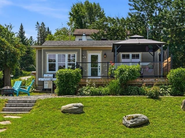 Inviting cottage with view of Lake Brome