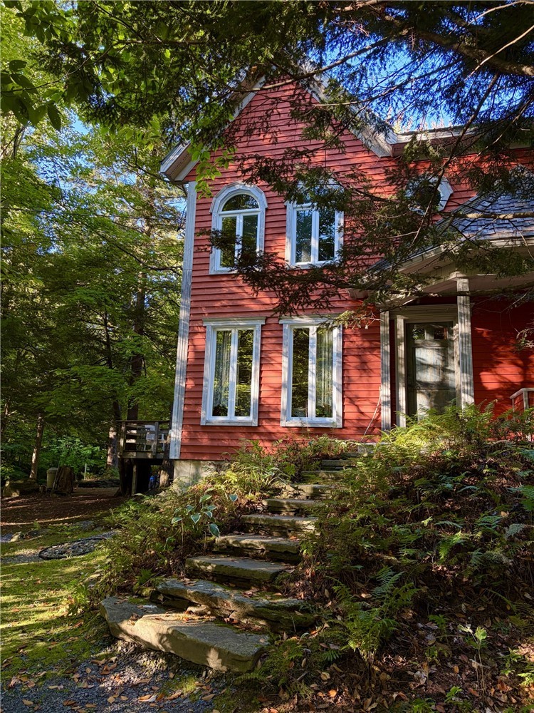 Stunning chalet nestled in nature in Sutton, just 5 minutes from the ski slopes Seasonal rental