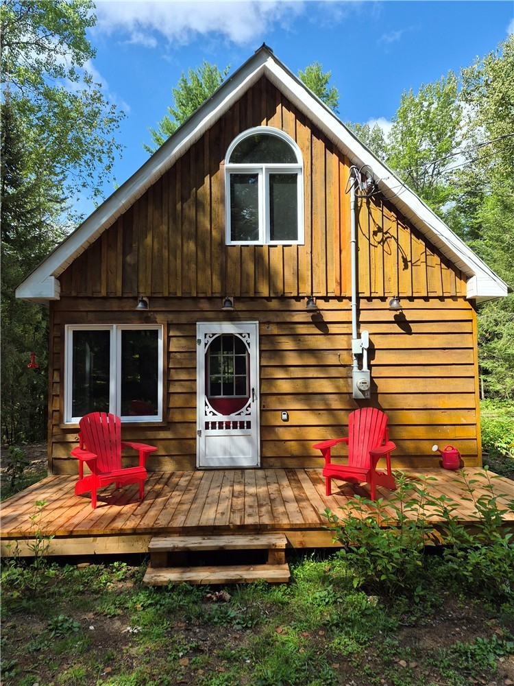 Loons Refuge is a four season wilderness Laurentian lakeside retreat.  31 day rental.