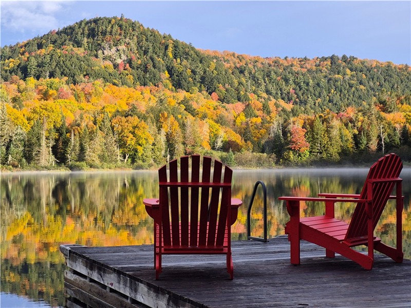 Refuge des Huards  chalet quatre saisons dans les laurentides a cote d'une belle lac. Minimum 31 jrs