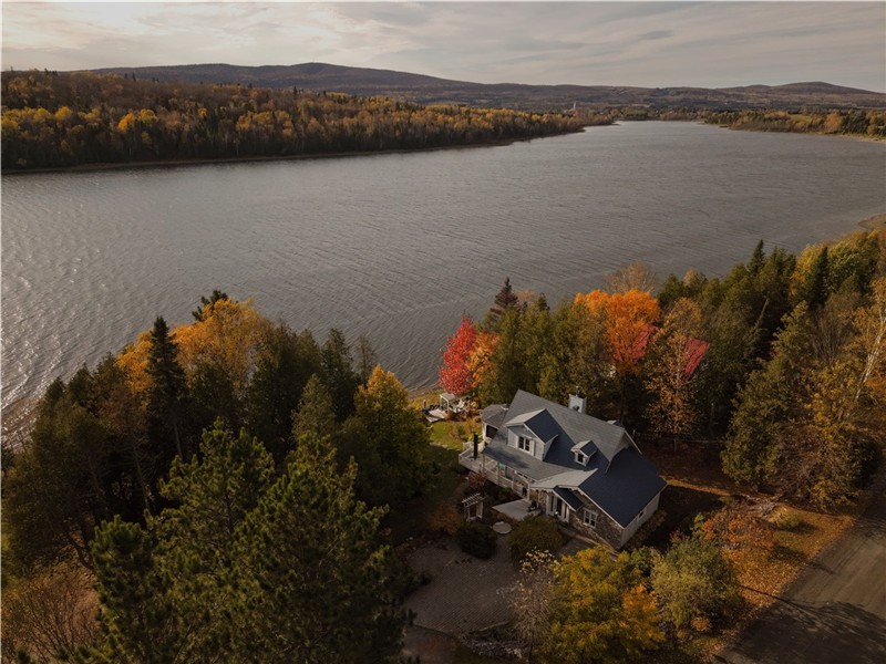 A true paradise!  breathtaking view and front lake