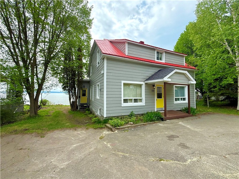 La Maison des Saules, sur le Bord du Fleuve Saint-Laurent!