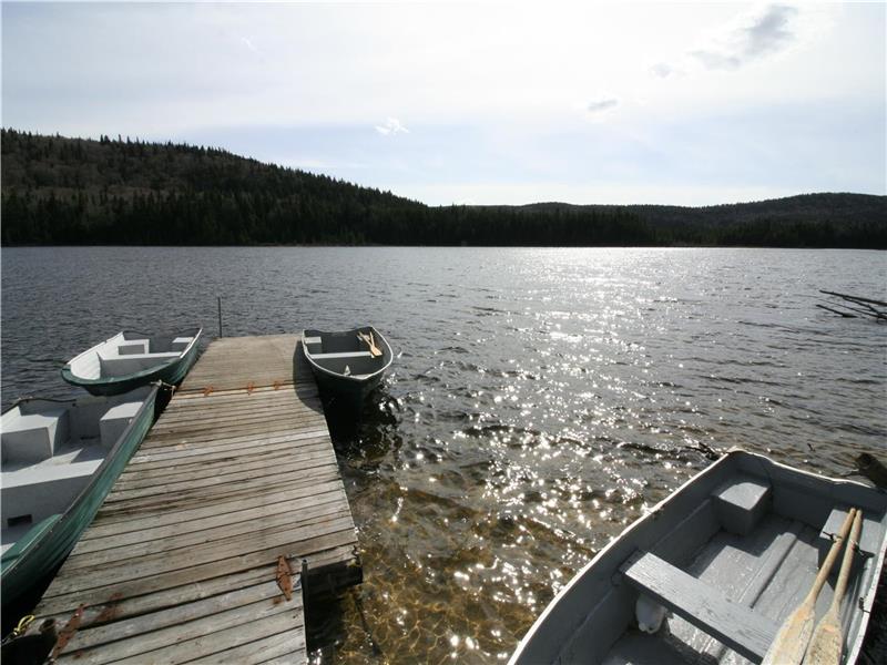 CLUB L EVASION AVEC 5 EMBARCATIONS,KAYAKS,PÉDALO ET CHALOUPE PRIVÉS SUR LE BORD DE L EAU