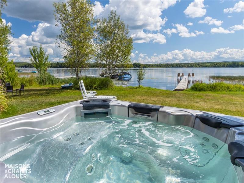 Au Soleil Levant du Lac Aylmer