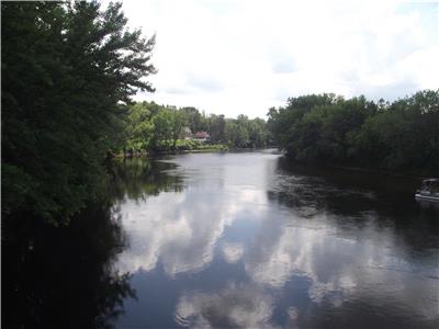 Near Mont-Tremblant - AT THE EDGE OF THE RED RIVER - WITH 2 KAYAKS