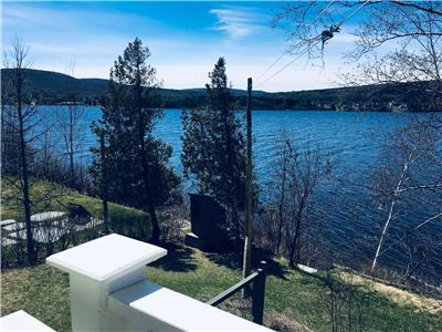 Chalet confortable sur le bord du lac Pohngamook.