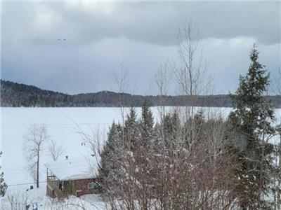 Chalet sur lac tranquille! Paysage A+  !! Directement sur le lac Desormeaux! Tout inclus !