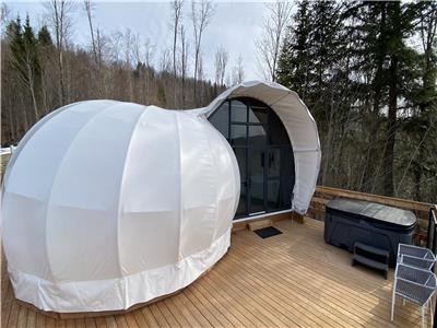 Snail Dome at Bel Air Tremblant with hot tub & sauna, on-site restaurant and spa, pool, mini farm