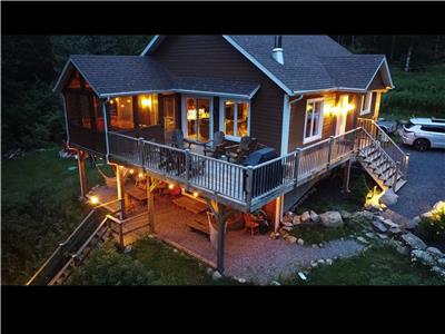 Chalet Le Chaleureux on the edge of lake Lise