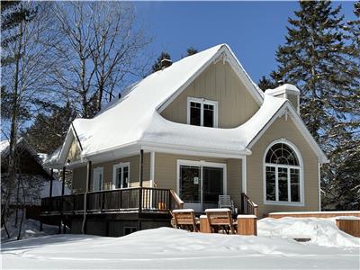 Magnifique chalet  louer dans la rgion des Laurentides, bord de l'eau avec quai priv .