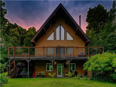 Chalet at 2 vues  RELAX In front of Mount Orford & WATERFRONT, Domain