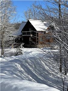CHALET43 - LOG COTTAGE WITH 4 BEDROOMS AND PRIVATE SPA - 25 MINUTES FROM TREMBLANT