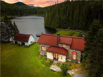 Bord de l'eau Chalet Le Chateau avec maison d'htes  louer dans la rgion de Mont-Tremblant