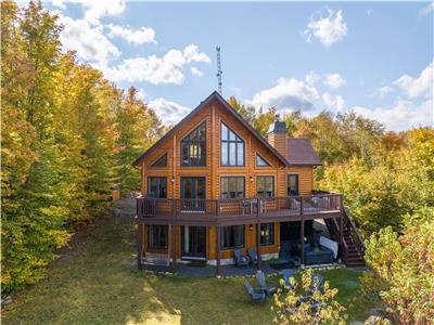 Chalet avec spa en bois rond moderne et rustique! Superbe vue sur lacs et montagnes !