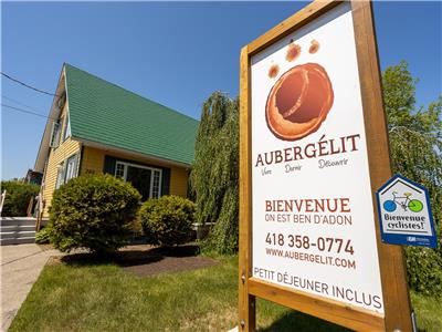 Grande auberge distinctive  louer au centre du village de Saint-Jean-Port-Joli, 5 chambres.