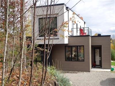 Mont Tremblant Modern Home! Ski, hike, snowshoe, golf, and relax in nature. PRIVATE HOT TUB