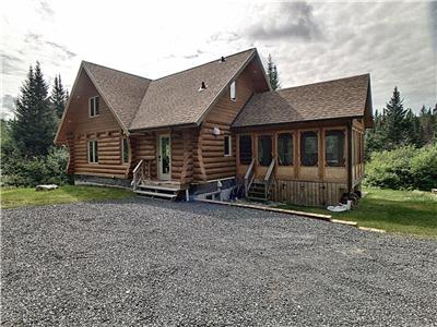 New - Log cabin with spa & view on the edge of the river, 12 people, hosted by Mon adresse à louer