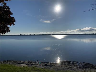 Au soleil levant , profité de la vue sur le lac et du village pittoresque de Venise en Québec