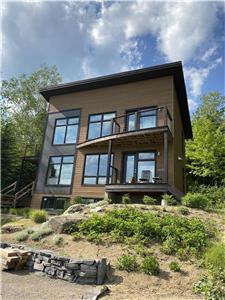 Magnifique maison avec vue sur le fleuve et la montagne du Massif, à 10 minutes de Baie Saint-Paul
