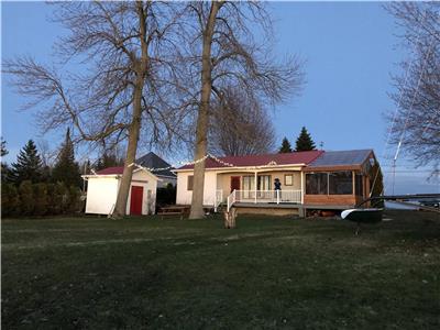 Chaleureux chalet Le Toit Rouge. Directement sur le fleuve. Location minimum 30 jours
