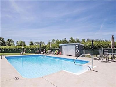 Charming condo in Magog with pool - Near the lake