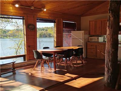 Petite Ourse, Chalet, bord de l'eau, grand lac rond, pche, intimit, cuisine complte, pole  bois