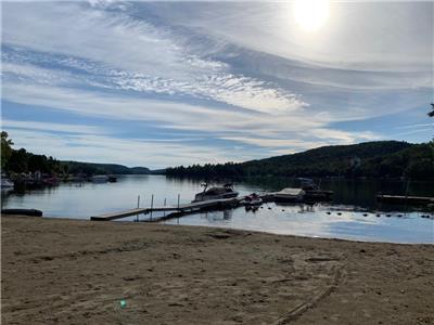 Petit chalet avec plage  seulement 45 min de Montral!