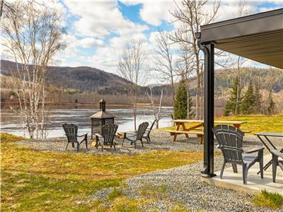 Chalet le Saint-Mo situ au bord de la rivire St-Maurice avec spa