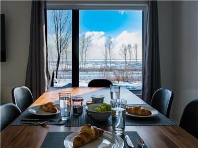 Spacious new condo with AC, heated pool and spa and direct view on St-Lawrence River and mountains
