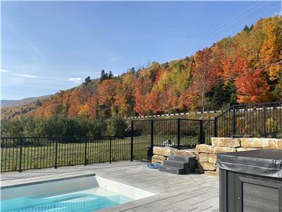 Vaste condo neuf vue sur le fleuve et le Massif avec piscine et spa