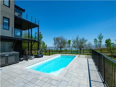 Spacious new condo with AC, heated pool and spa and direct view on St-Lawrence River and mountains
