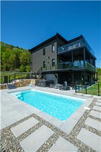 Vaste condo neuf vue sur le fleuve et le Massif avec piscine et spa