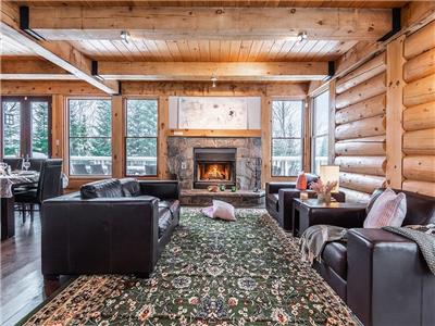 First Track Luxury Cottage at Lac Supérieur - Fully Equipped 5 Bedroom Log Cabin w/ Spa & Fireplace
