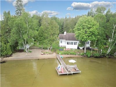 Beautiful Lake Front Cottage in Lac-des-Plages