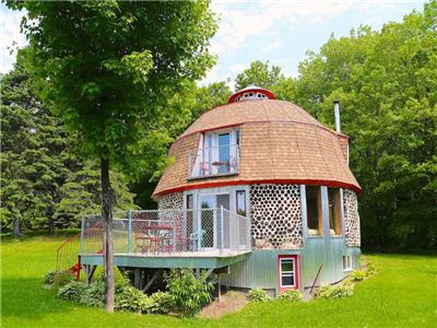 Le Baluchon, The Rotonda, cordwood chalet with its circular architecture can accommodate 14 people
