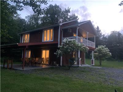 Private Cottage on wooded lot near Mont-Orford & the town of Magog Qc