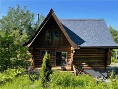 Private. Charming. Log Cabin. H/S Internet, Wood stove, Sleeps 6