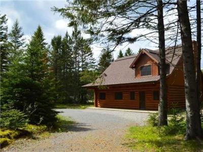 Log House - Chalet for rent located in Mont Tremblant -31 nights +