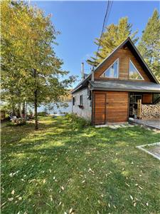 Charming Rustic Cabin on the edge of a lake, Hautes Laurentides