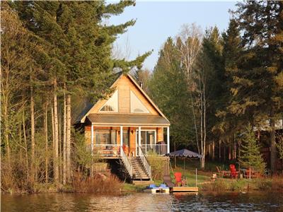 Charmant chalet bord d'un lac, Hautes Laurentides