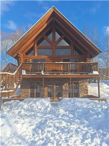 Le chalet le Mammouth est un superbe chalet en bois rond situé sur le bord de la rivière St-Maurice