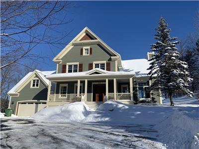 Private cottage, 5 Bedrooms, stunning view of Tremblant mountain within 5 minutes to ski hills