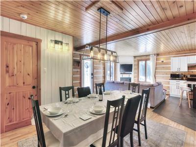 Chalet Hjort - 3 Br. 8 p.p., Spa, Direct access to Rivière-Rouge, Pool table, arcade, and much more