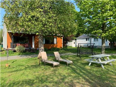 Spacious cottage lake Selby, rustic/chic, well furnished, peaceful, large backyard, amazing sunsets!