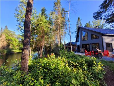 Superb Chalet located on the banks of the Mkinac RIVER with SPA & Fireplace
